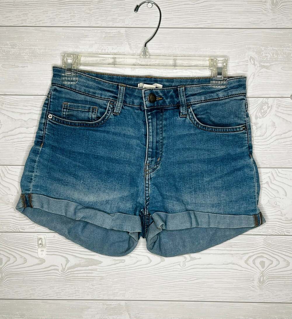 H & M medium wash denim shorts midrise Size 6